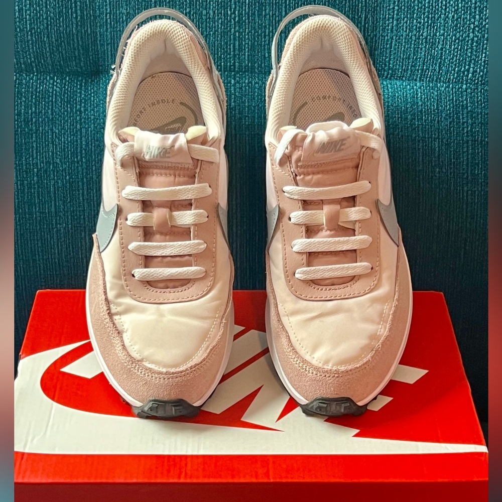 Like New NIKE Sneakers 👟 7- 1/2 🚫Out Of Stock🚫 - Picture 3 of 12